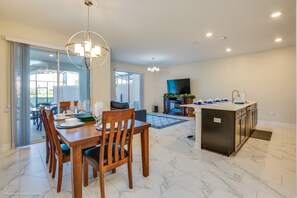 Stadtwohnung, 4 Schlafzimmer | Essbereich im Zimmer