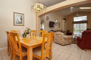 Ferienhaus, 5 Schlafzimmer | Essbereich im Zimmer