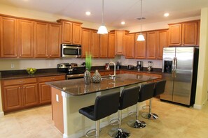 House, 6 Bedrooms | Private kitchen