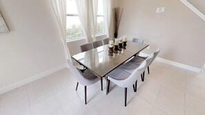Maison, 5 chambres | Repas dans la chambre