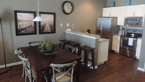 Stadtwohnung, 3 Schlafzimmer | Essbereich im Zimmer