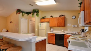 House, 3 Bedrooms | Private kitchen | Fridge, dishwasher, cookware/dishes/utensils, freezer - Greater Groves 1739 (Clermont)