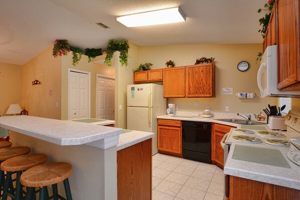 House, 3 Bedrooms | Private kitchen