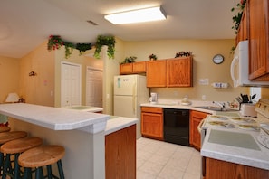 House, 3 Bedrooms | Private kitchen