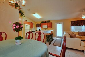 House, 3 Bedrooms | In-room dining