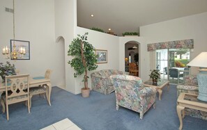 Huis, 4 slaapkamers | Woonruimte | Een flatscreentelevisie