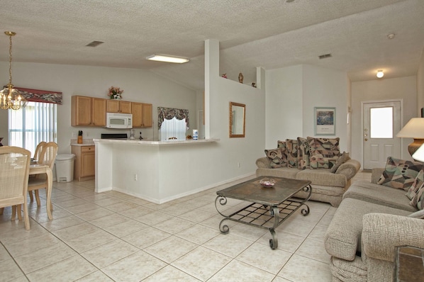 House, 4 Bedrooms | Living area