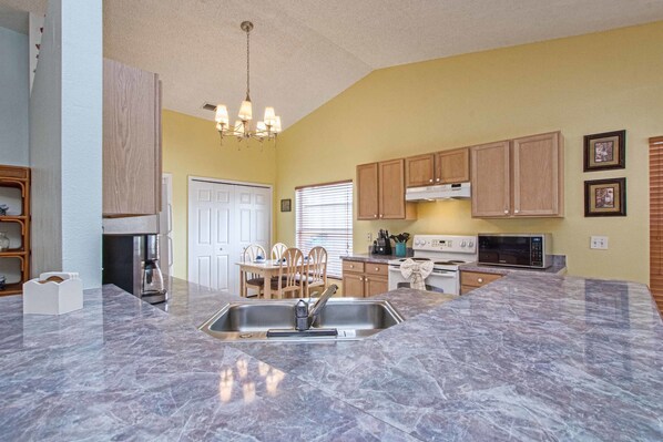 House, 4 Bedrooms | Private kitchen - Indian Ridge Oaks 1529 (Kissimmee)