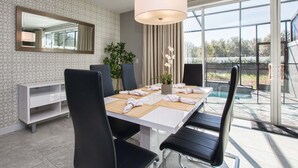 Stadtwohnung, 4 Schlafzimmer | Essbereich im Zimmer