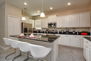 House, 5 Bedrooms | Private kitchen | Microwave, dishwasher