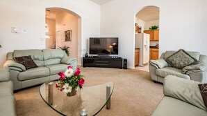 Villa, 4 soverom | Oppholdsområde | TV