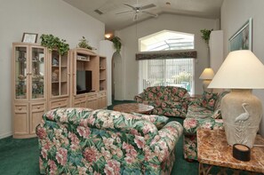 House, 4 Bedrooms | Living area