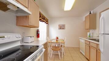 House, 3 Bedrooms | Private kitchen