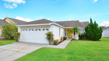 House, 3 Bedrooms | Front of property