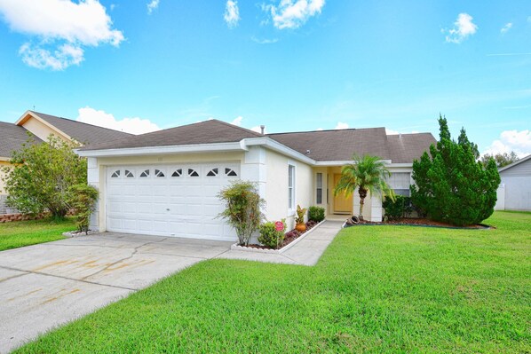 House, 3 Bedrooms | Front of property