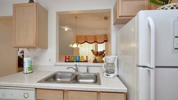 House, 3 Bedrooms | Private kitchenette