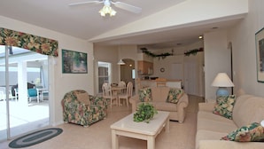 House, 5 Bedrooms | Living area