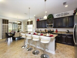 House, 6 Bedrooms | Private kitchen