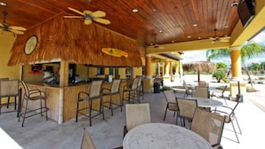 Bar junto a la piscina