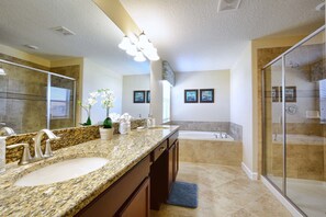 House, 6 Bedrooms | Bathroom | Combined shower/tub, towels