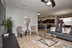 House, 6 Bedrooms | Living area