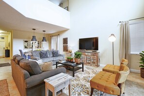 Talo, 5 makuuhuonetta | Oleskelualue | Taulutelevisio