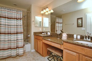 Townhome, 5 Bedrooms | Bathroom | Combined shower/tub, towels