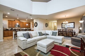 House, 5 Bedrooms | Living area