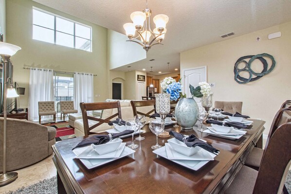 Ferienhaus, 5 Schlafzimmer | Essbereich im Zimmer