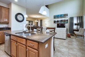 House, 5 Bedrooms | Private kitchen