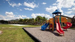 Casa, 5 habitaciones | Área de juegos infantiles al aire libre