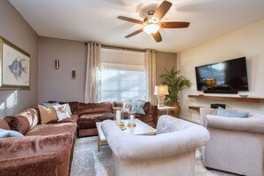 Casa de ciudad, 5 habitaciones | Área de sala de estar | Televisión de pantalla plana y reproductor de DVD 