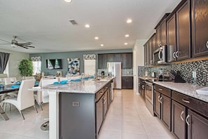 House, Multiple Beds | Private kitchenette | Microwave, dishwasher