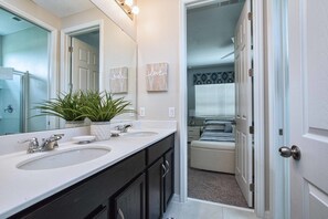 Maison, Plusieurs lits | Salle de bain