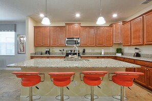 House, 6 Bedrooms | In-room dining