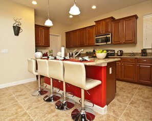 House, 5 Bedrooms | In-room dining
