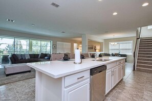 Talo, useita sänkyjä | Yksityinen keittiö | Mikroaaltouuni, astianpesukone