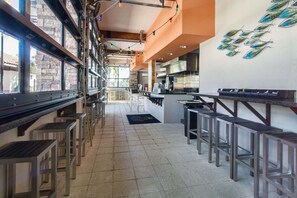 House, 5 Bedrooms | Restaurant