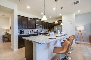 Townhome, 5 Bedrooms | Private kitchen