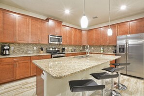 House, 6 Bedrooms | Private kitchen | Microwave, dishwasher
