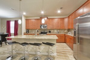 House, 6 Bedrooms | Private kitchen