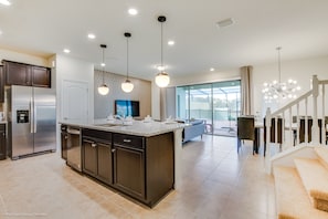 Pientalo, 5 makuuhuonetta | Yksityinen keittiö | Jääkaappi, mikroaaltouuni, astianpesukone, kahvin-/teenkeitin