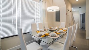 Townhouse, 3 soverom | Spiseområde på rommet