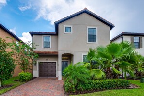 Villa, 6 Bedrooms | Front of property