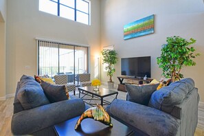 House, 5 Bedrooms | Living area