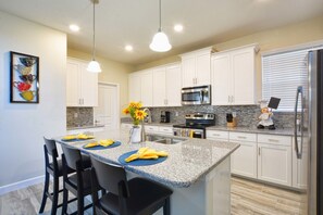 House, 5 Bedrooms | Private kitchen