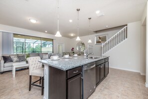 Townhome, 5 Bedrooms | In-room dining - Solterra 4642 (Davenport)