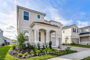 Villa, 6 Bedrooms | Front of property