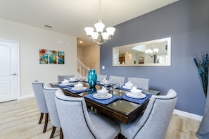 Villa, 5 Bedrooms | Makan dalam bilik