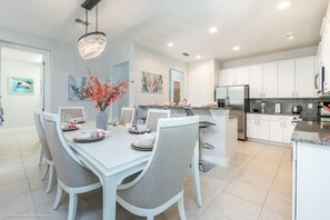 Villa, 5 Bedrooms | In-room dining